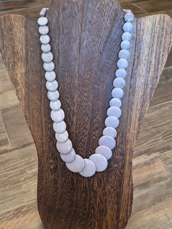 None Jewelry - Vtg Grayish Taupe w/ a Hint of Lavender Flat Disc Bead Necklace w/ Extender